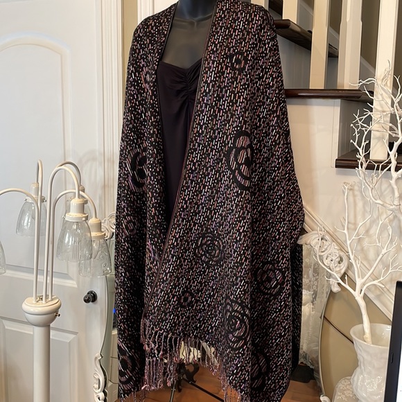 Stunningly Soft Cape Wrap Poncho The Flowers are Embedded with Woven Colours - Picture 5 of 12